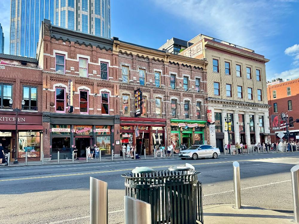 Lawatan Berjalan Kaki Percuma Nashville – Music City, Broadway Honky-Tonk & Warisan Selatan
