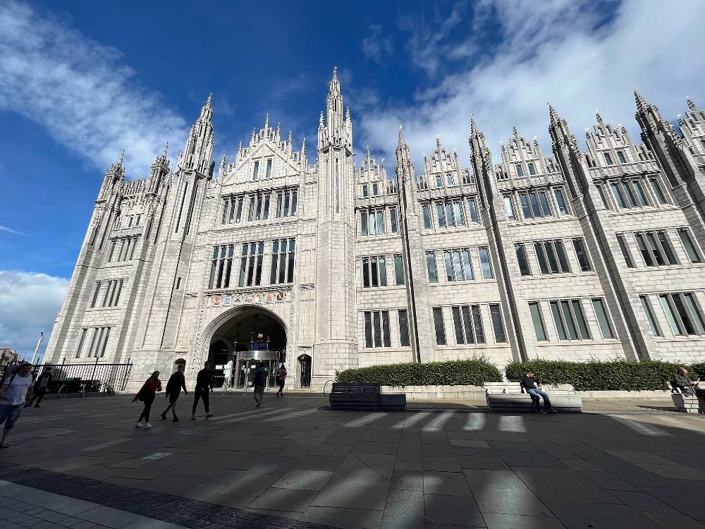 Tour a piedi gratuito di Aberdeen – La Città del Granito, il centro storico e il nord-est della Scozia
