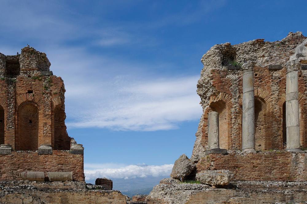 Tour a piedi gratuito di Taormina – Teatro Antico, vicoli sulla scogliera e il balcone della Sicilia