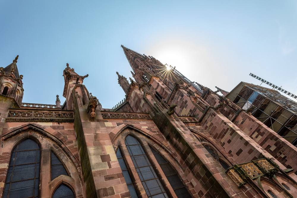 Freiburg Free Walking Tour – Minster, Canais Medievais e o Portal para a Floresta Negra