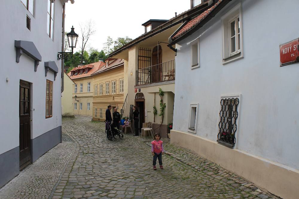 Seni Jalanan Prague & Tur Berjalan Kaki Percuma Alternatif – Mural, Kawasan Kreatif & Budaya Moden