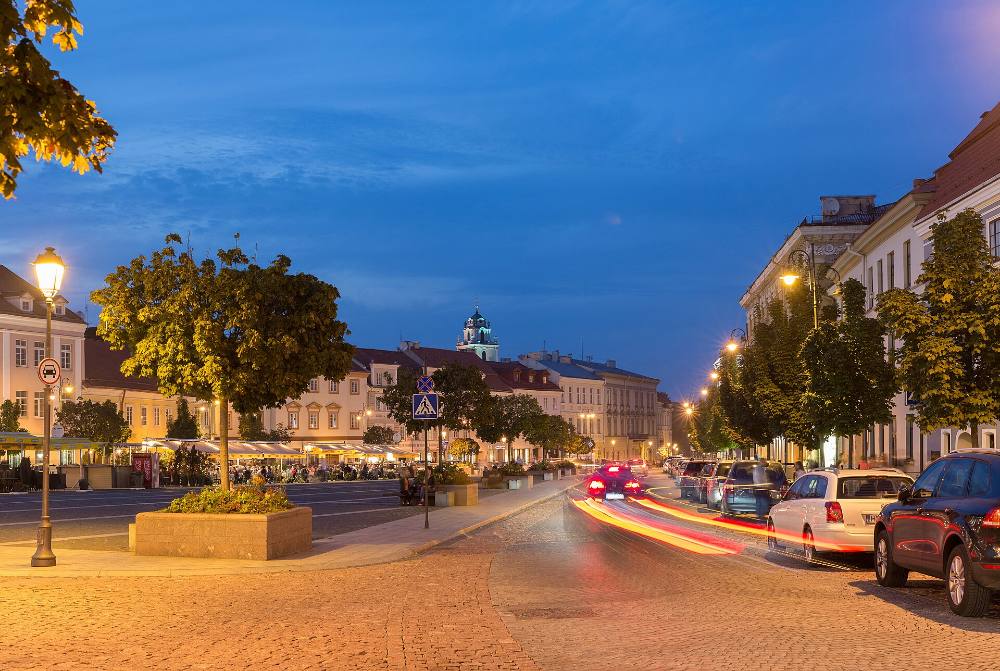 Tour a Pé Gratuito Noturno e Lendas de Vilnius – Mitos, Mistérios e Vielas Iluminadas