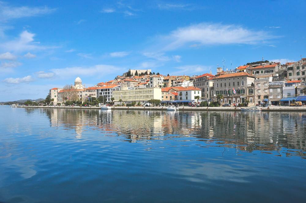 Lendas de Šibenik e Tour a Pé Noturno Gratuito – Mitos, Mistérios e Ruelas Iluminadas