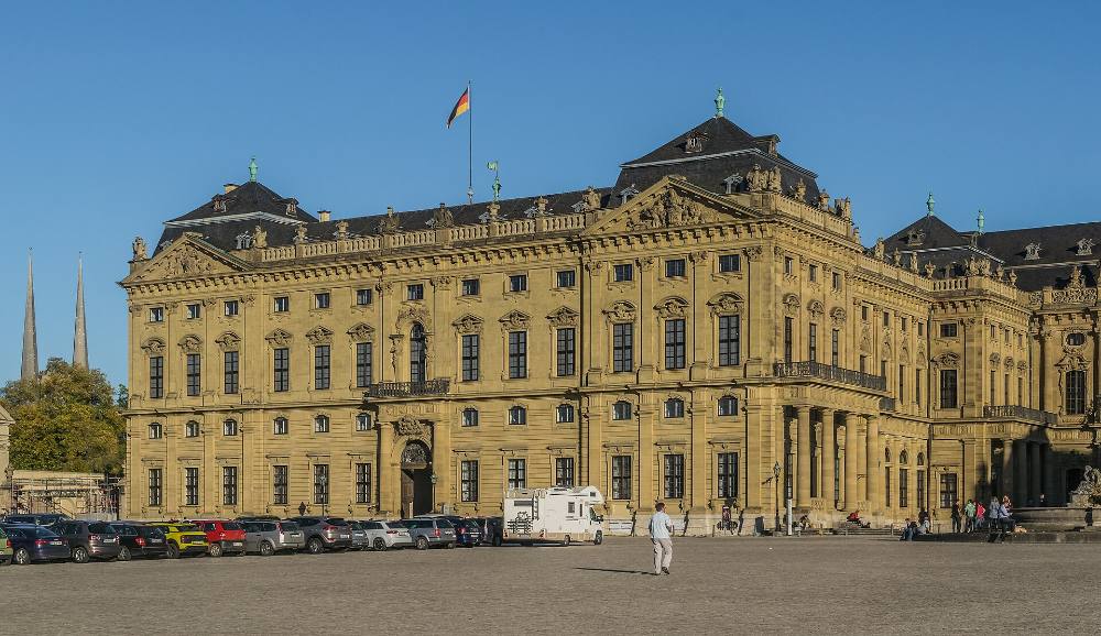 Legends & Evening Free Walking Tour Würzburg – Mitos, Misteri & Lorong Berlampu