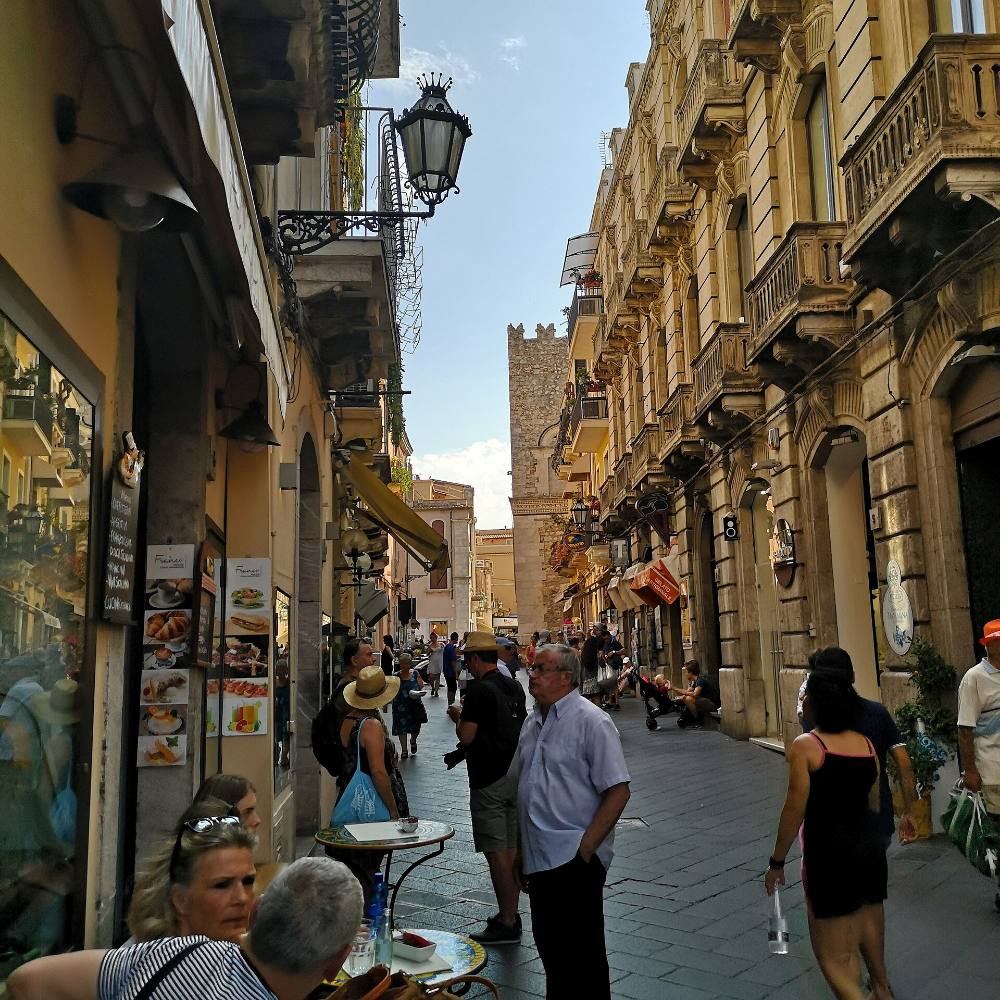 Tour a pé gratuito para descobrir a arte urbana e o lado alternativo de Taormina – murais, bairros criativos e cultura contemporânea