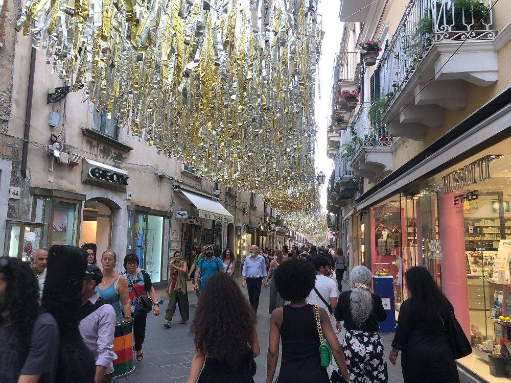 Tour a Pé Gratuito Noturno & Lendas de Taormina – Mitologia, Mistérios & Ruelas Iluminadas