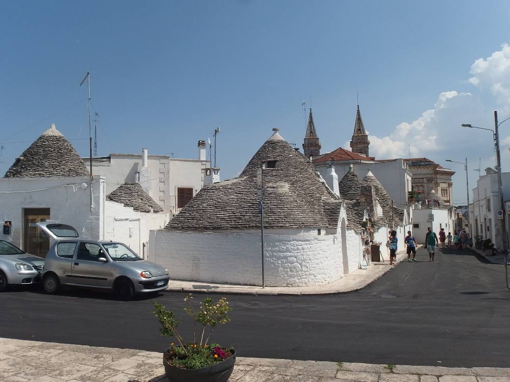 Tour a piedi gratuito per scoprire l'arte di strada e la cultura unica di Alberobello – Murales, quartieri creativi e cultura contemporanea