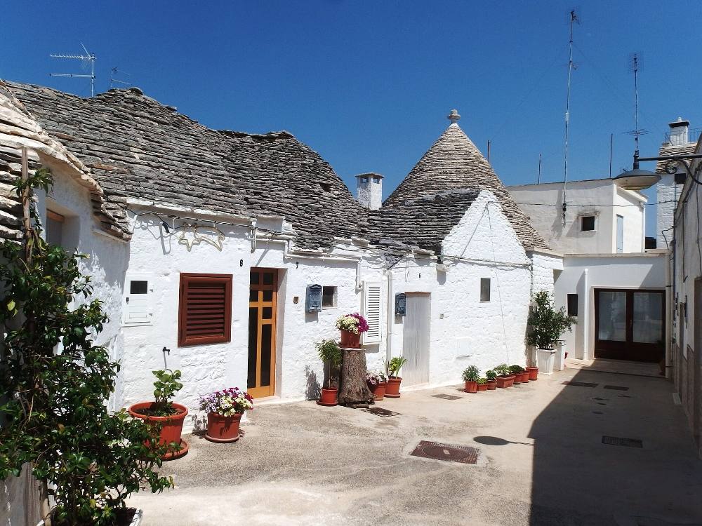 Tour a piedi gratuito alla scoperta delle gemme nascoste e della vita locale di Alberobello – Angoli segreti e storie di quartiere