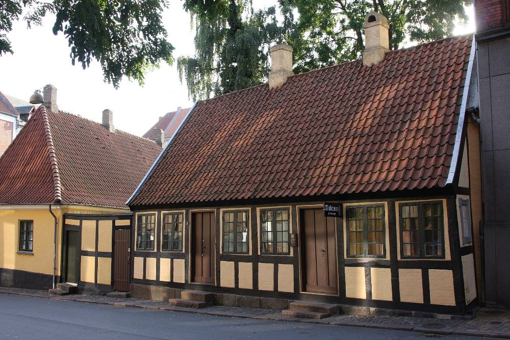 Leyendas de Odense y Tour a pie nocturno gratuito – Mitología, misterios y callejones bajo la luz de las farolas