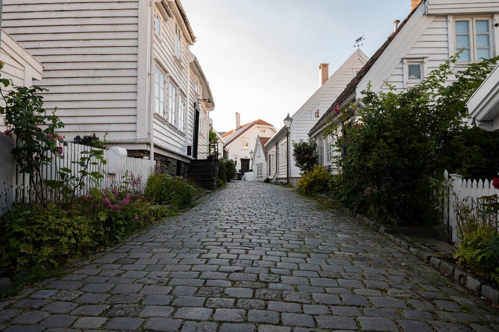 Tour serale a piedi gratuito alla scoperta delle leggende di Stavanger – Miti, misteri e vicoli illuminati
