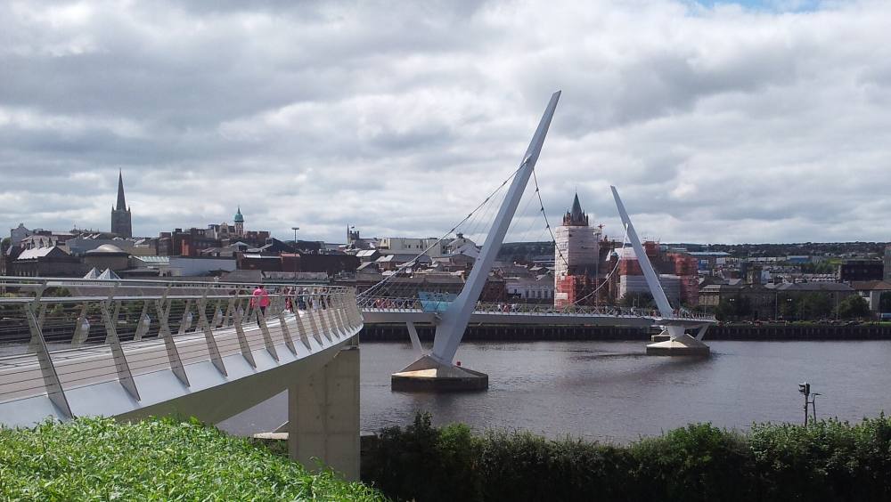 Visite guidée pédestre gratuite en soirée & légendes de Derry – Mythes, mystères et rues illuminées