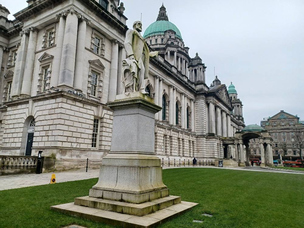 Lawatan Berjalan Kaki Percuma pada Waktu Malam & Legenda Belfast – Mitos, Misteri & Lorong-lorong di Bawah Cahaya Lampu Jalan