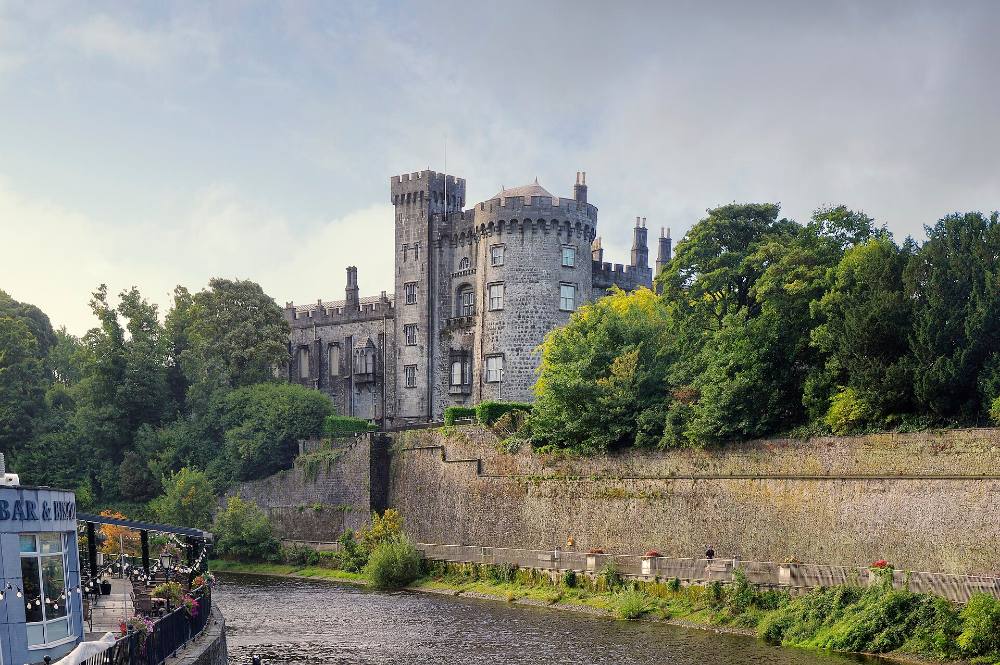 Visite guidée pédestre gratuite en soirée & Légendes de Kilkenny – Mythes, Mystères & Ruelles éclairées