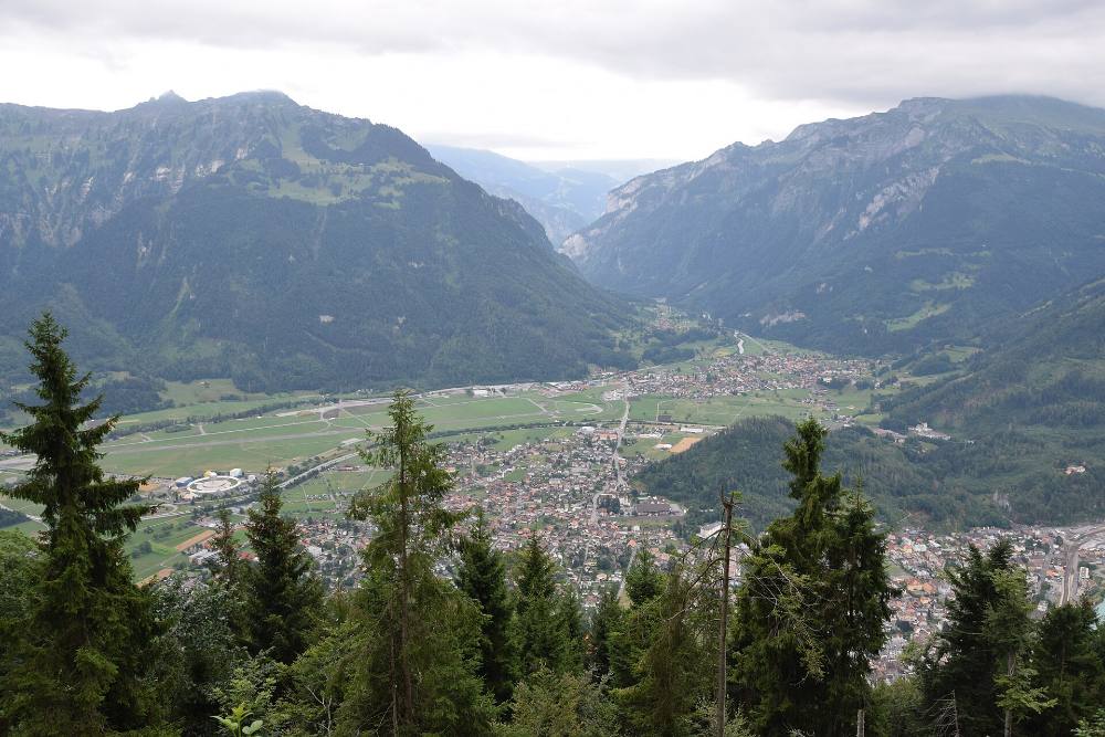 Tour a pie gratuito para descubrir el arte urbano y el lado singular de Interlaken: murales, barrios creativos y cultura contemporánea
