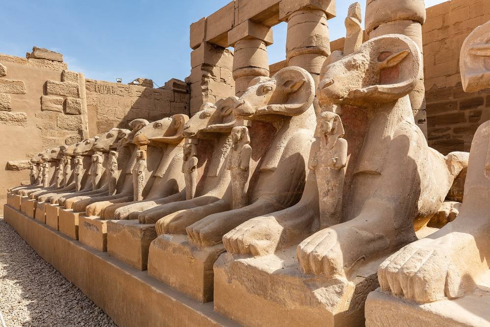 Tour a pie gratuito nocturno y leyendas de Luxor: mitología, misterios y callejones iluminados