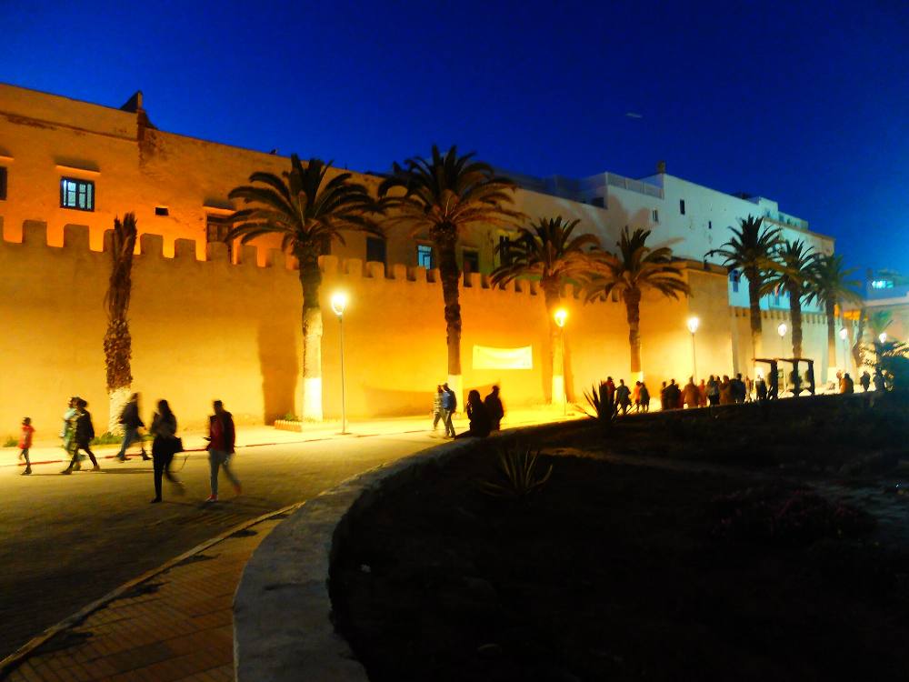 Visite à pied gratuite du soir & légendes d’Essaouira – Mythes, mystères et ruelles éclairées