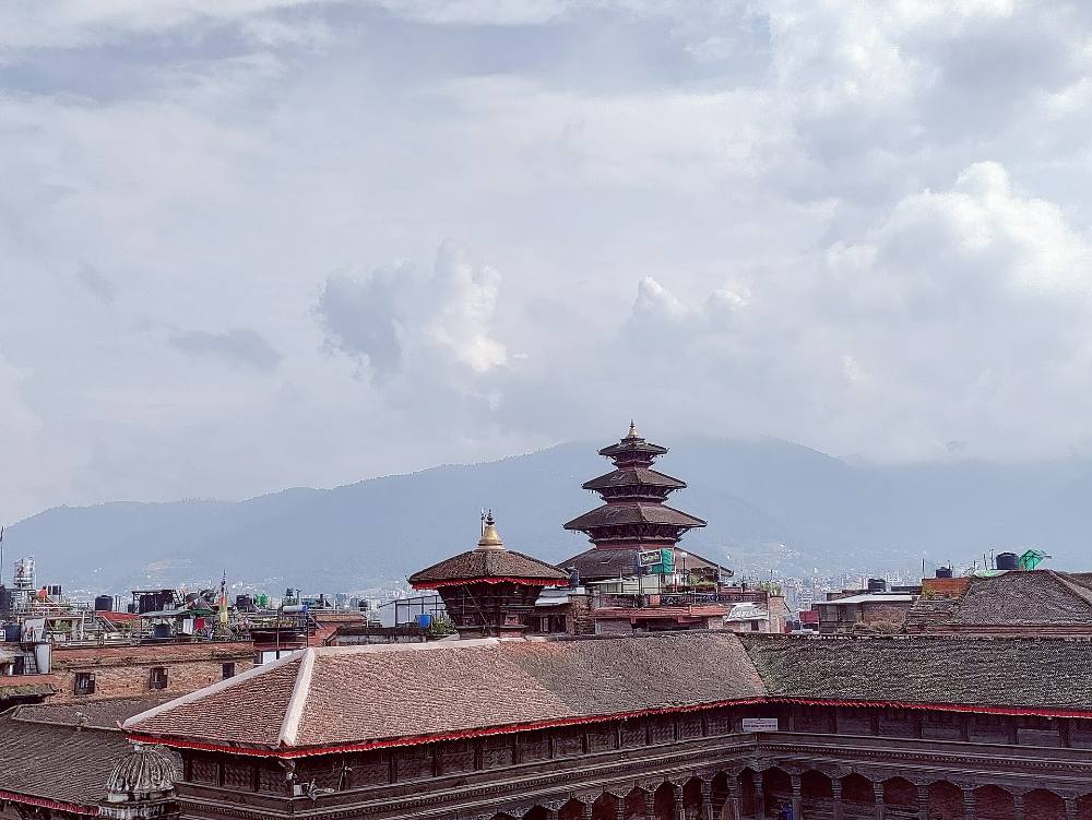 Arte callejero de Bhaktapur y tour a pie gratuito con un estilo diferente: murales, barrios creativos y cultura contemporánea