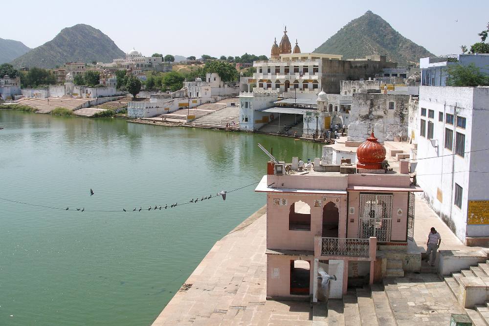Visite guidée pédestre gratuite en soirée & découverte des légendes de Pushkar – Mythes, mystères et ruelles illuminées