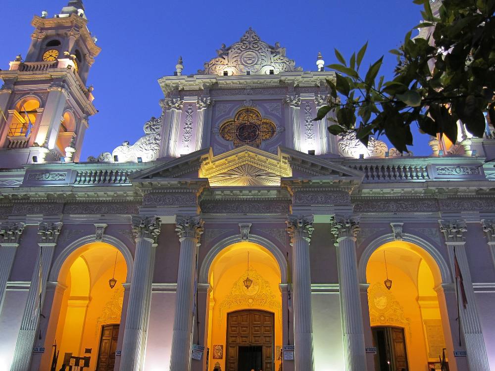 Tour serale gratuito a piedi e leggende di Salta – Miti, misteri e vicoli illuminati