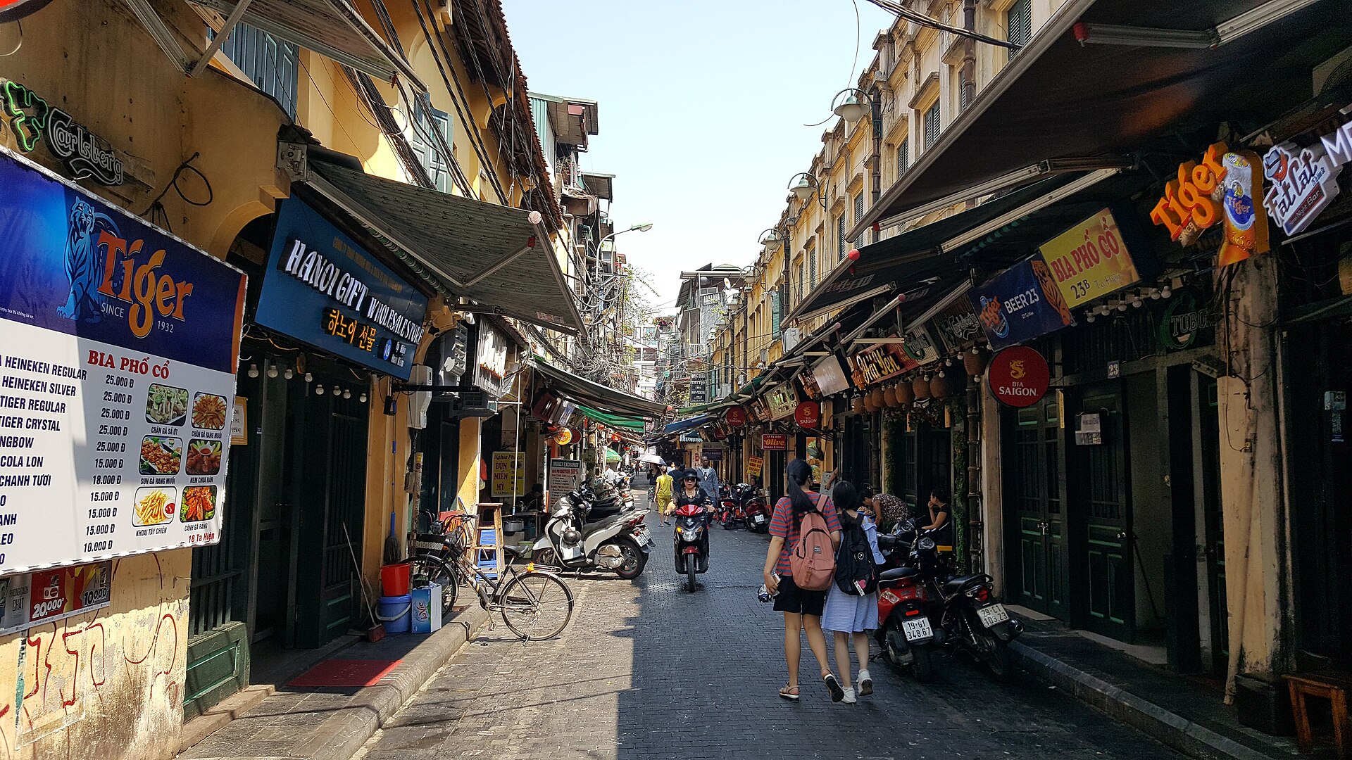 Tour ẩm thực đường phố về đêm ở Hà Nội: Bún đậu, bún ốc & bia hơi trên Tạ Hiện