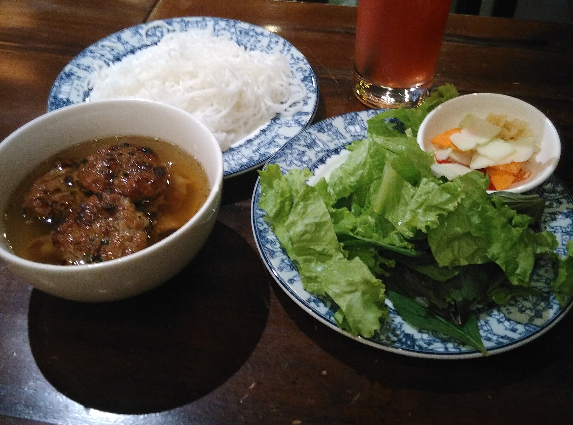 Hành trình mì Bib Gourmand Michelin ở Hà Nội: Chả cá, bún chả & bánh tôm