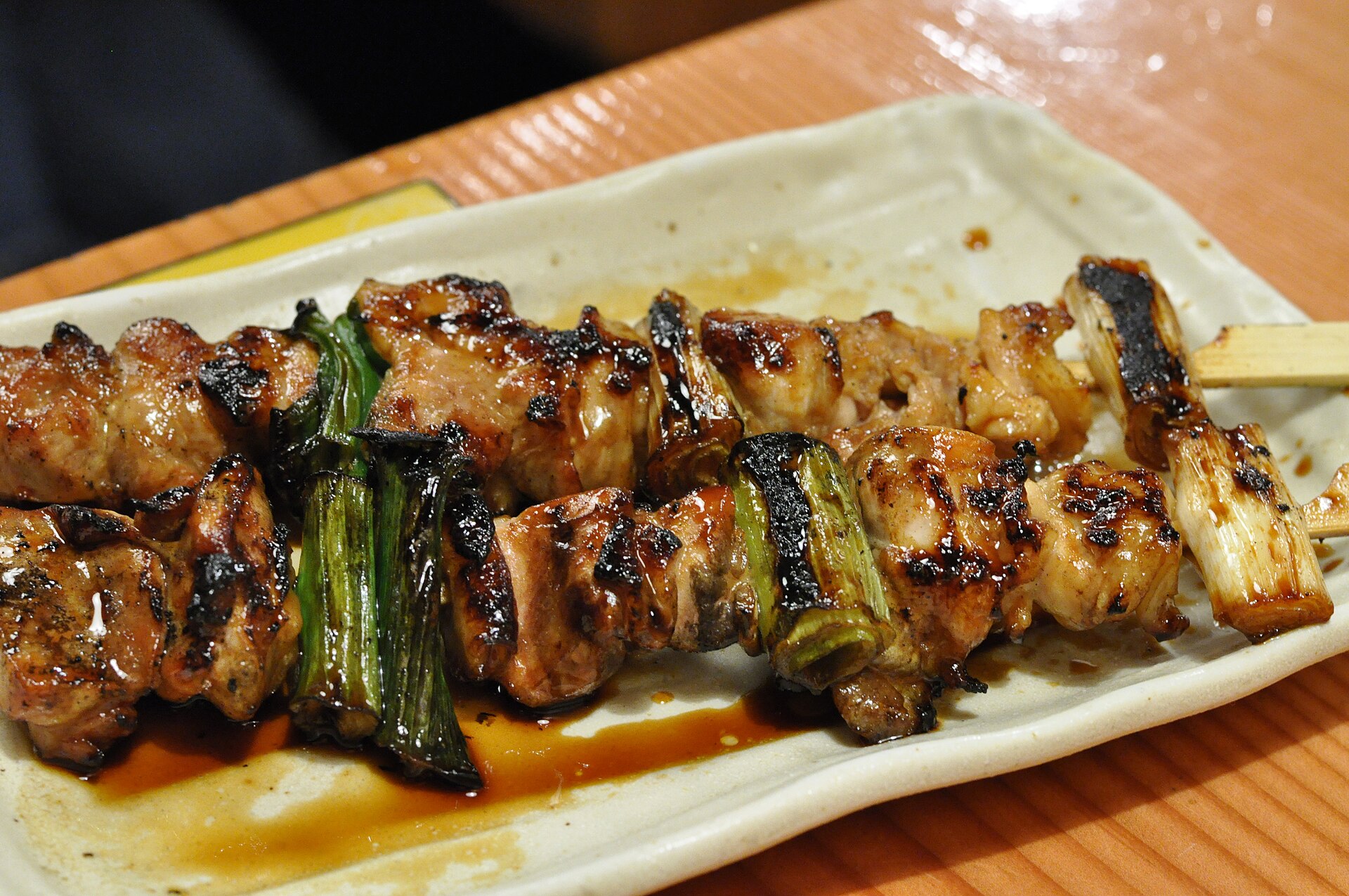 ทัวร์ชิมอาหารยามค่ำคืนที่ชินจูกุ โตเกียว: ตรอกโอโมอิเดะ โยโคโจ & บาร์ยืนกิน
