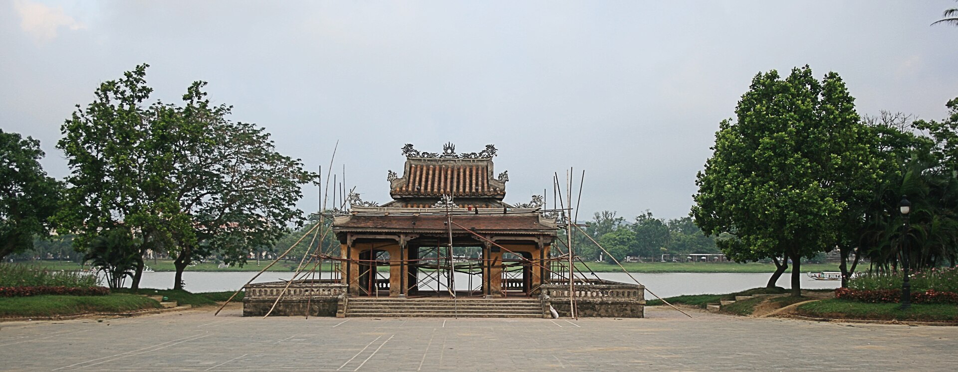 Tour ẩm thực buổi tối ở Huế: Bánh khoái, nem lụi & khu phố Tây