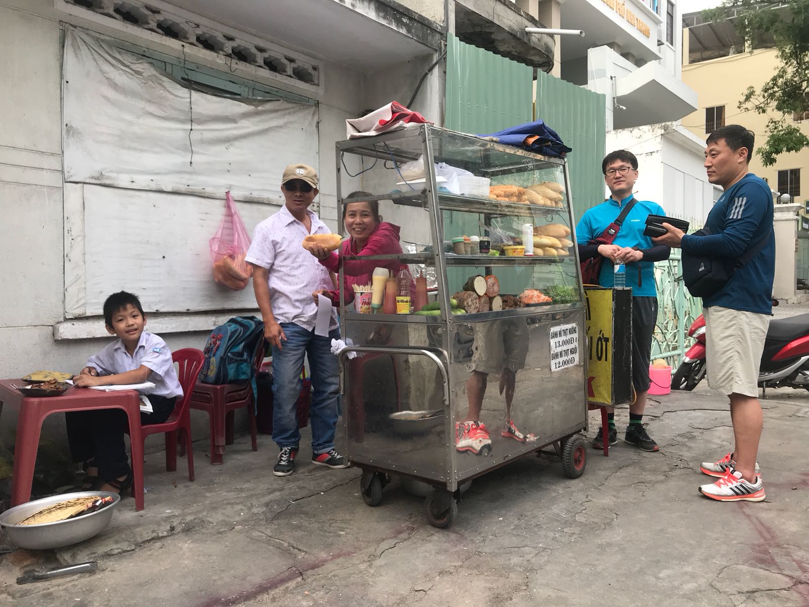 Tour đi bộ ẩm thực buổi sáng Nha Trang: Chợ Xóm Mới, bún cá & bánh canh
