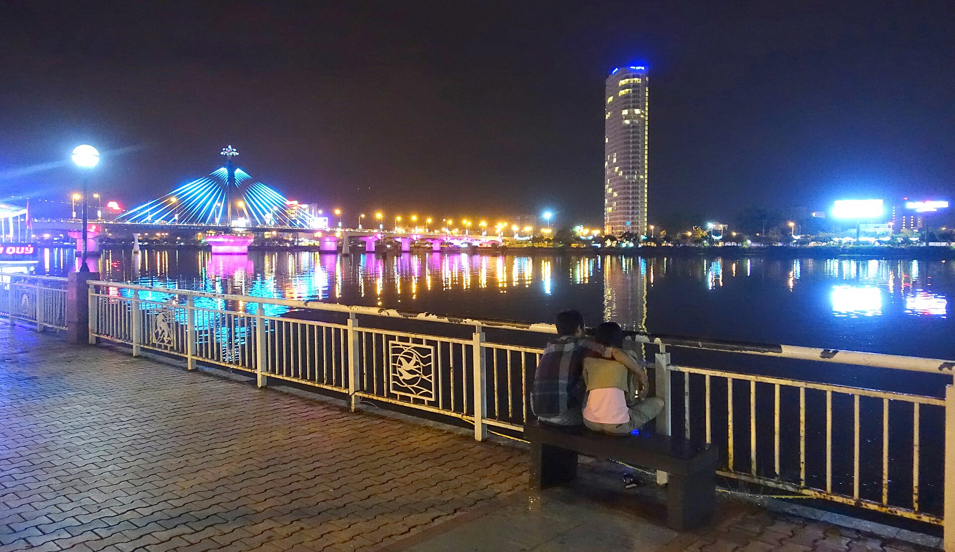 Da Nang Seafood Night Tour: Son Tra Grills & the Dragon Bridge