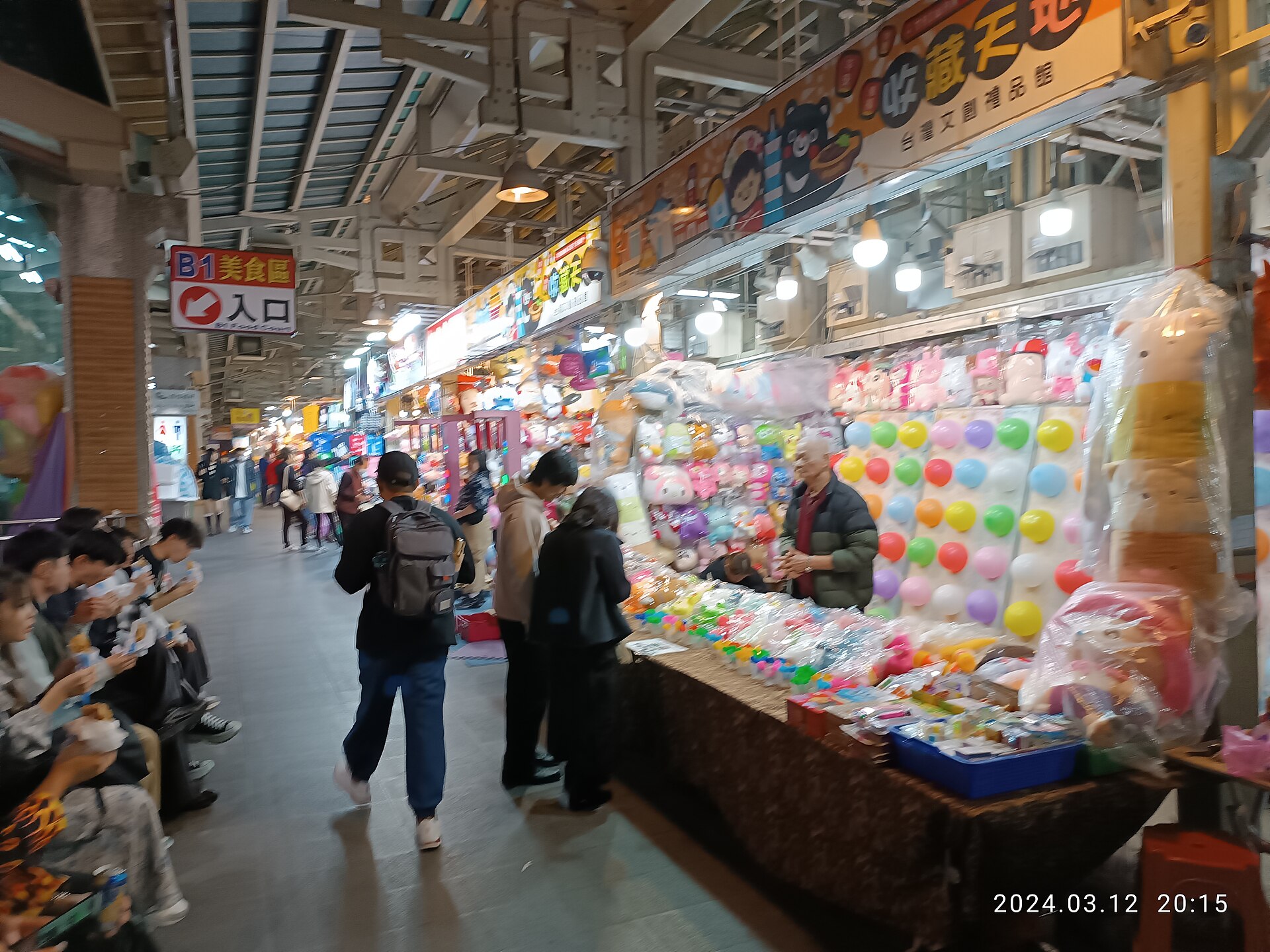 Taipei Night Market Food Tour: Raohe Street Pepper Buns & Herbal Rib Soup