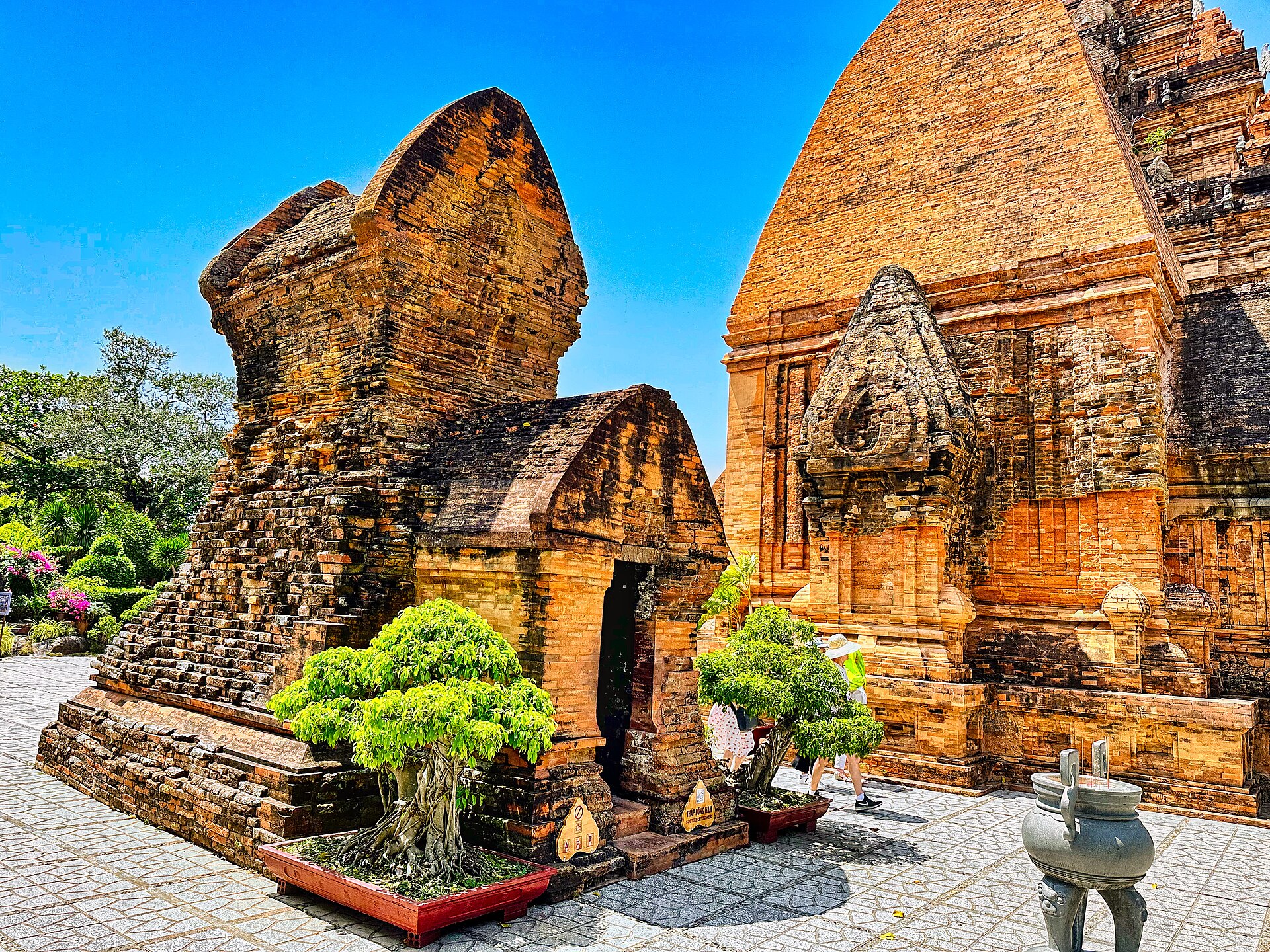 Tour Văn hóa & Khoa học Nha Trang: Tháp Chăm Po Nagar, Chùa Long Sơn, Nhà thờ Đá, Bảo tàng Yersin & Viện Hải dương học