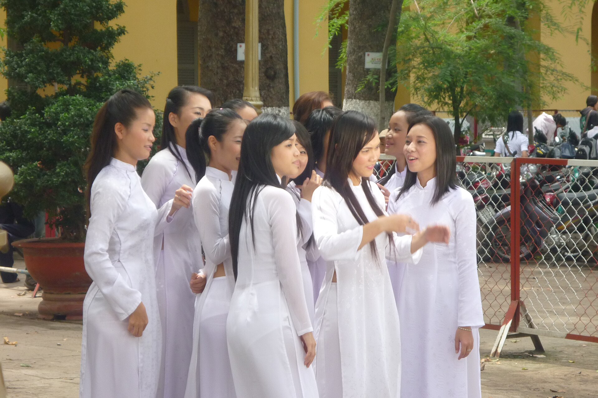 Tour Ẩm thực bằng xe máy do phụ nữ mặc áo dài dẫn đầu tại Sài Gòn: 9 món ăn thử qua 4 quận cùng các nữ tài xế