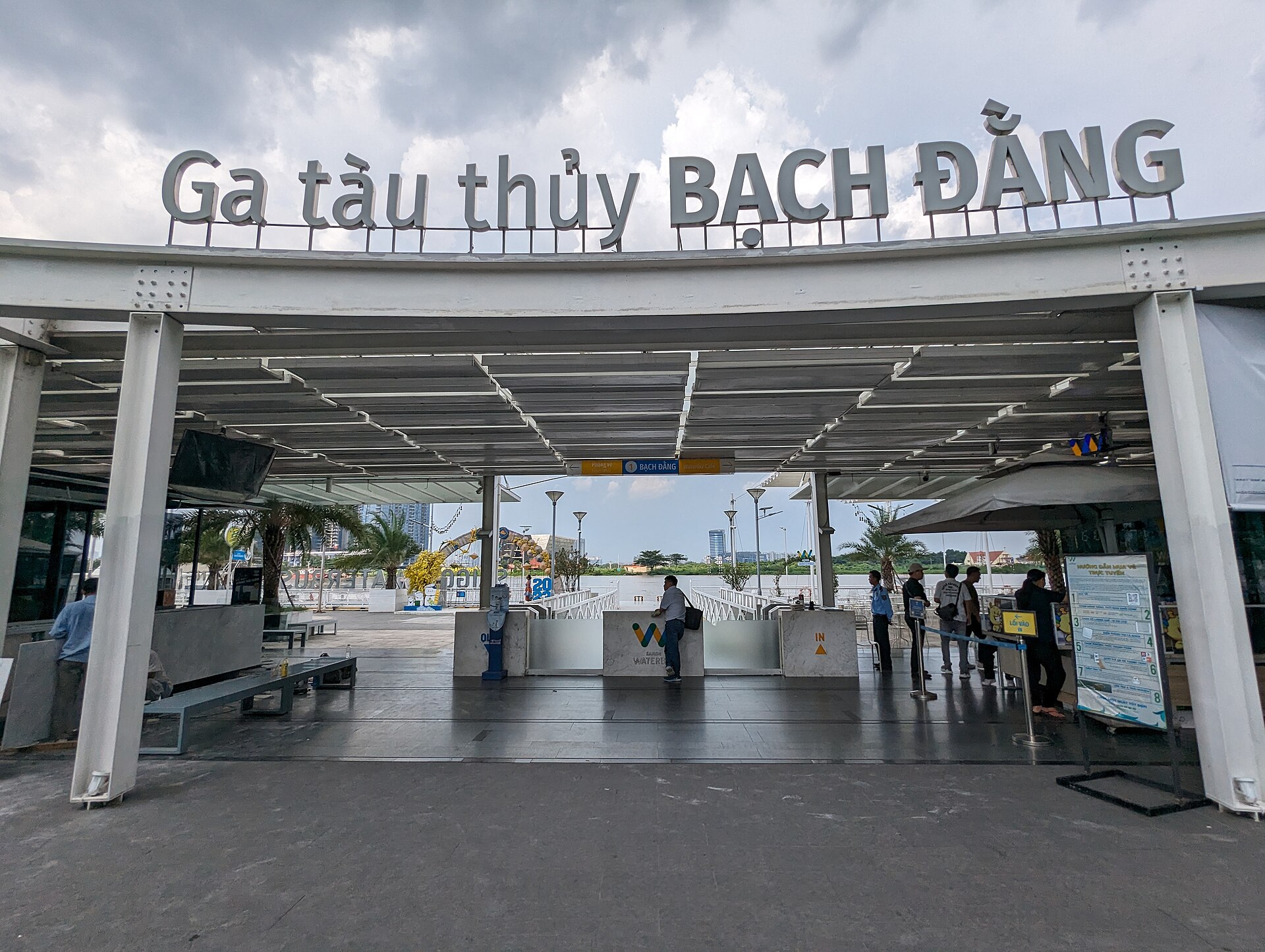 Tour bằng buýt sông Sài Gòn: Đi buýt sông đến Thảo Điền & Thanh Đa, dạo bộ ven sông và ghé quán cà phê