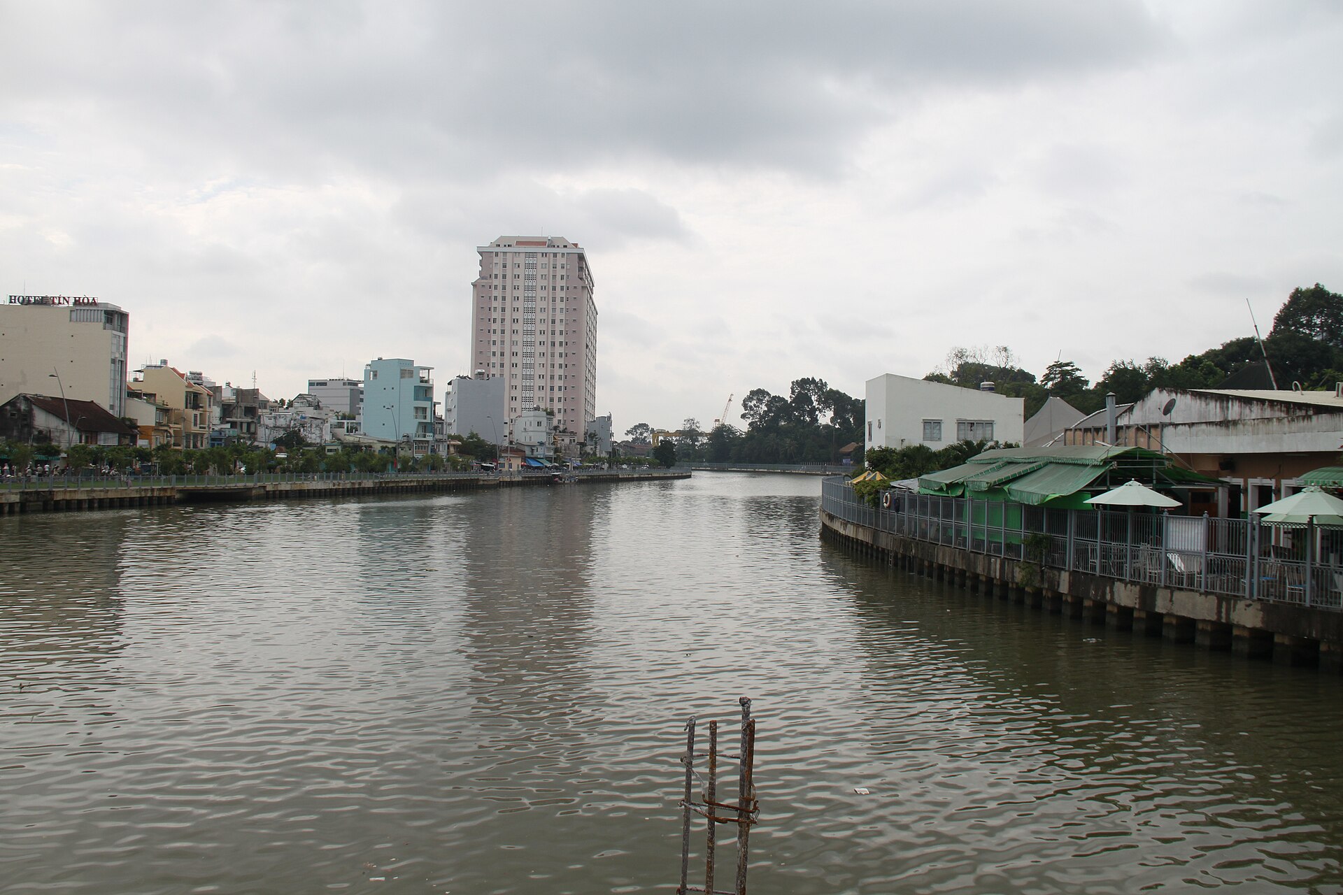 Tour Kênh đào Sài Gòn: Du thuyền ngắm hoàng hôn trên kênh Nhiêu Lộc, Chùa Ngọc Hoàng, Đa Kao & Nhà thờ Tân Định màu hồng