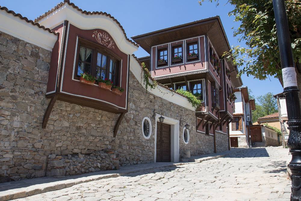 Tour serale gratuito a piedi e leggende di Plovdiv – miti, misteri e vicoli illuminati