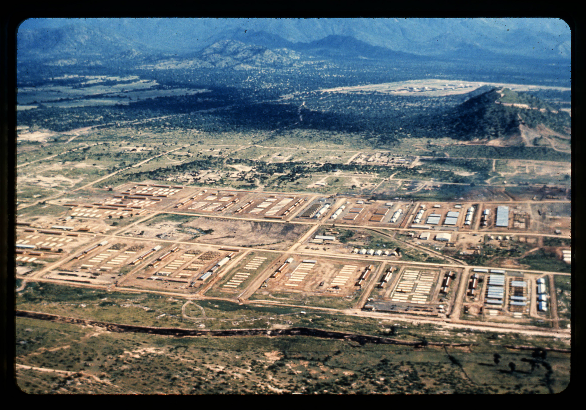 डिएन बिएन में ड्राइवर सहित Kia Carnival किराए पर लें: अनुमानित कीमत और लोकप्रिय मार्ग