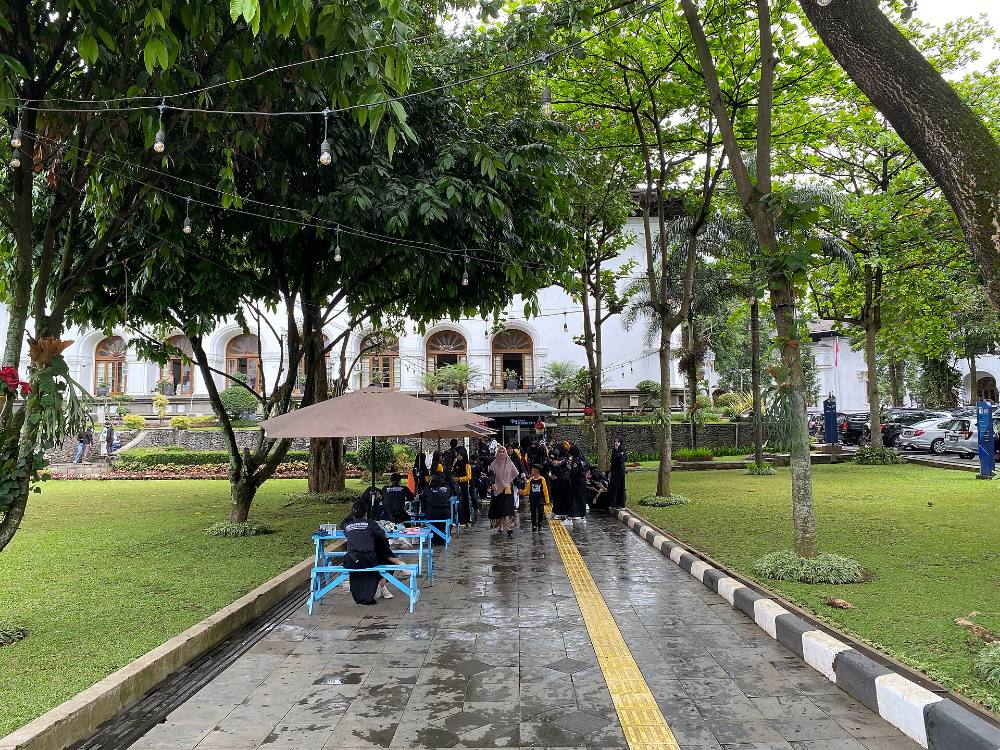 Visite à pied gratuite : légendes et soirée à Bandung – Mythes, mystères et ruelles illuminées