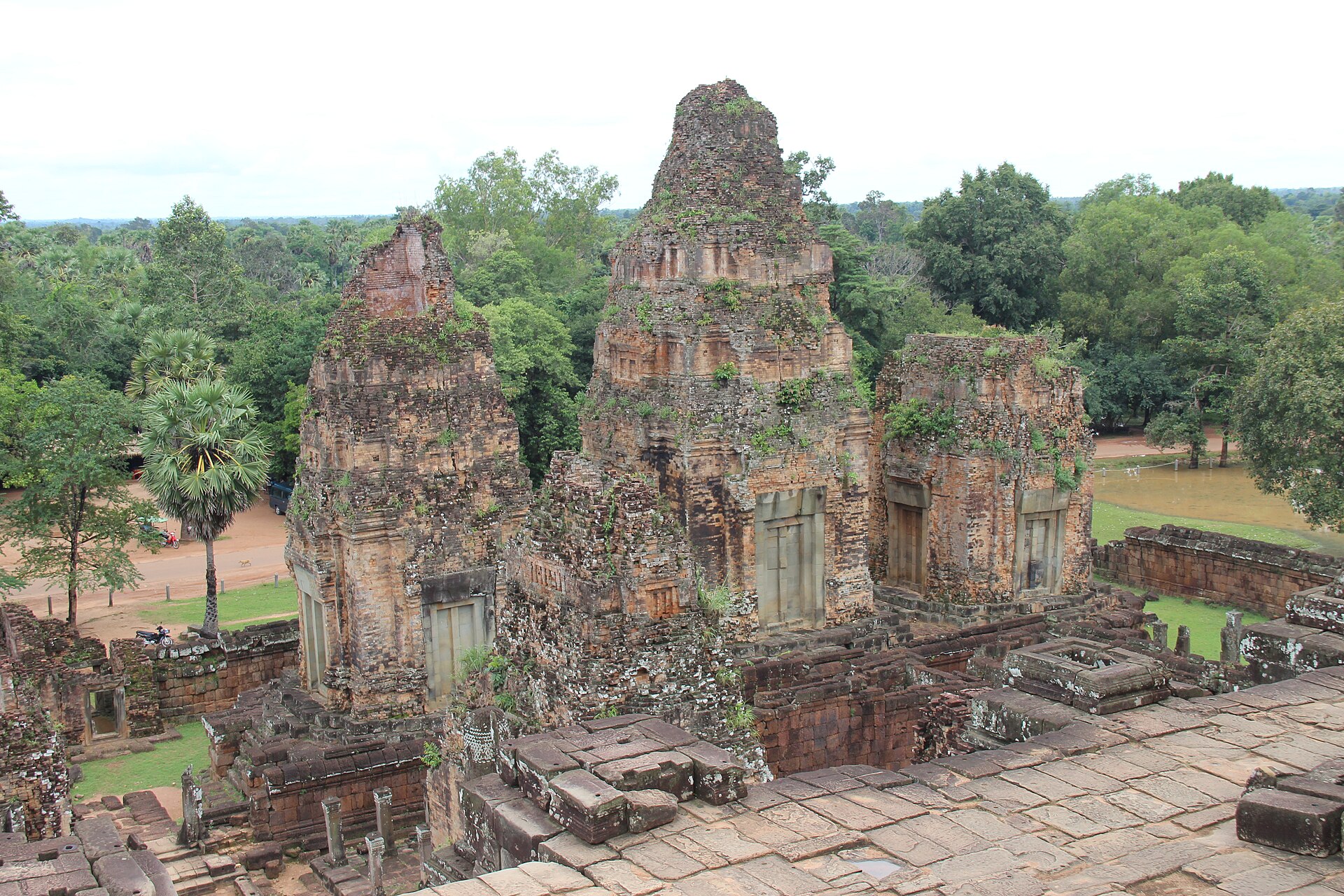 Tour Hoàng Hôn Angkor & Xem Xiếc Phare Buổi Tối: Đền Núi Pre Rup, Bữa Tối Khmer Và Show Xiếc Đương Đại