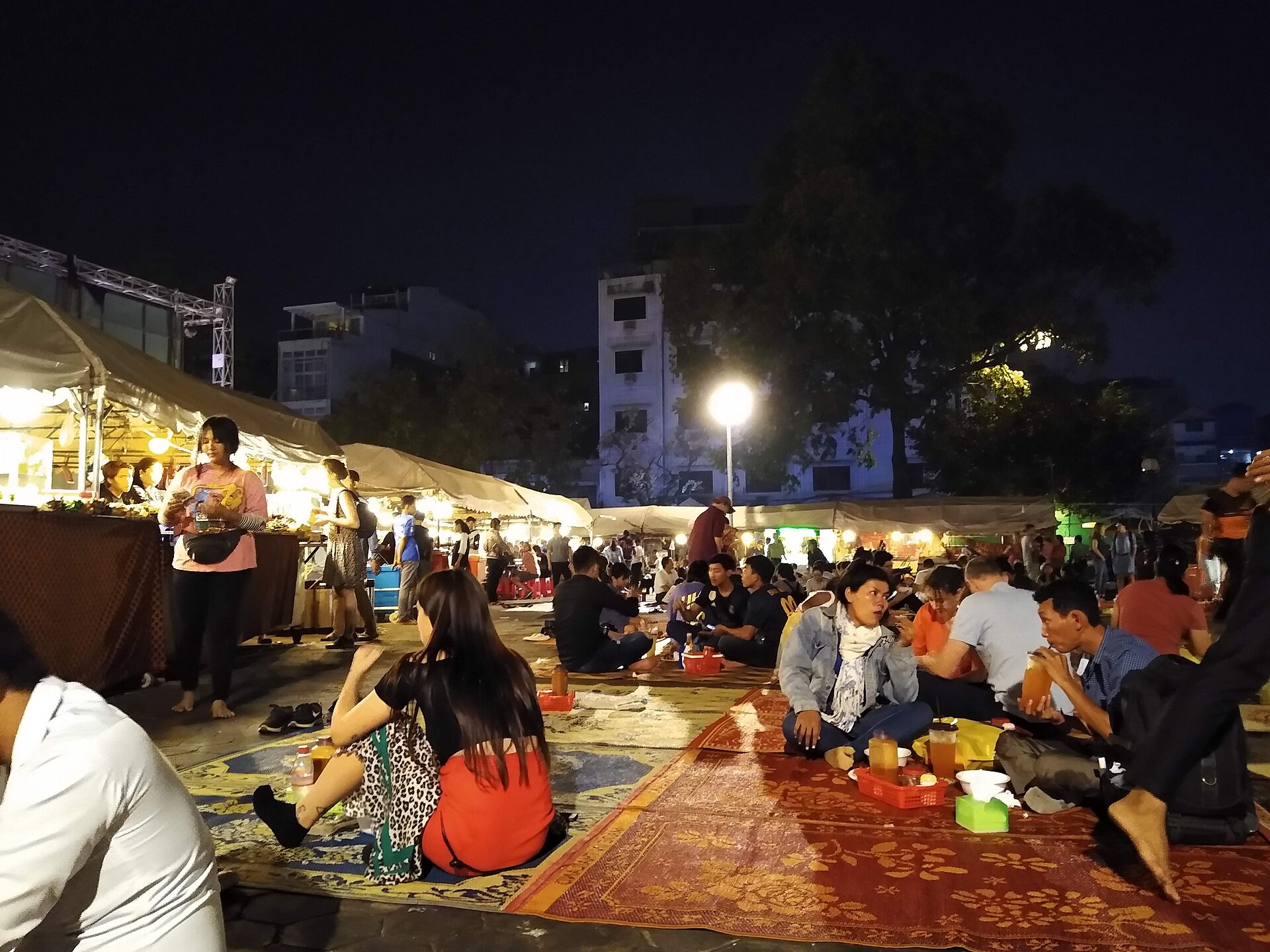 Tour Ẩm Thực Đường Phố Phnom Penh Buổi Tối Bằng Tuk-Tuk: Chợ Đêm, Món Nướng Khmer & Quán Bình Dân