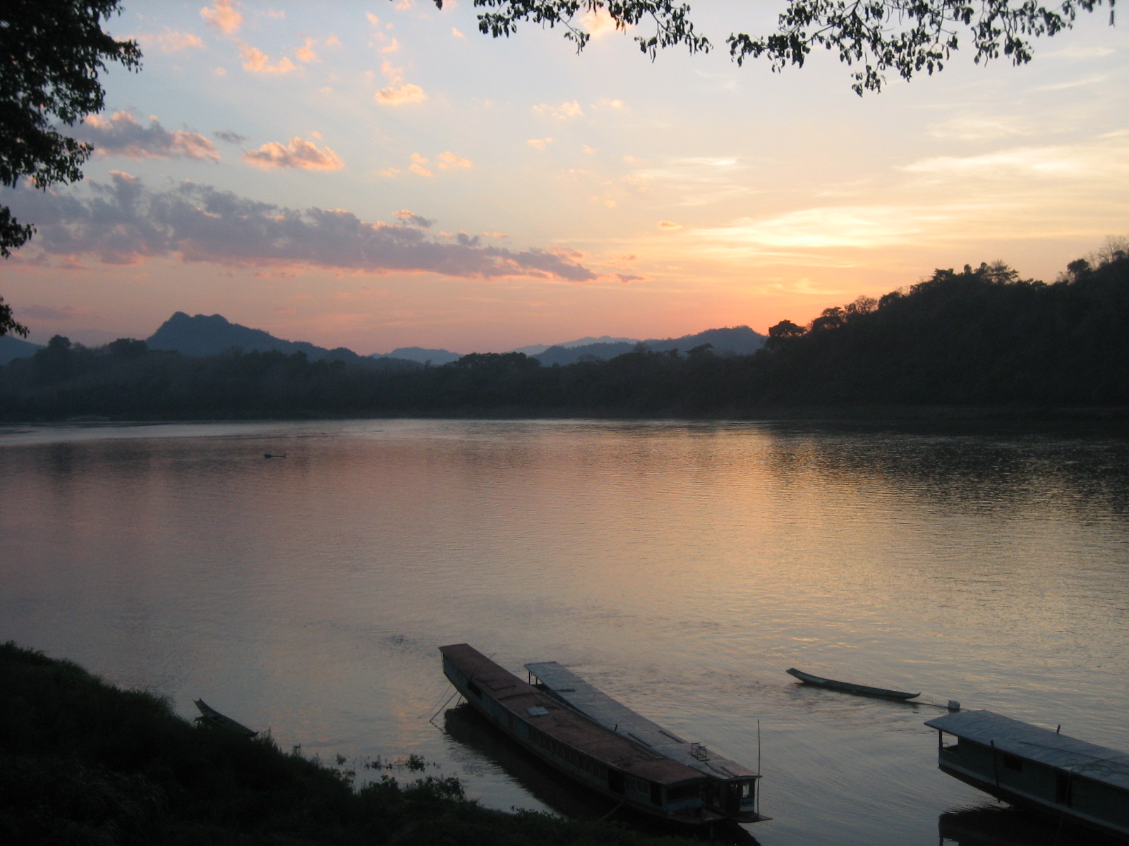 Tour Đạp Xe Luang Prabang Nửa Ngày: Làng Gốm Ban Chan, Đường Quê Ven Mekong & Du Thuyền Hoàng Hôn