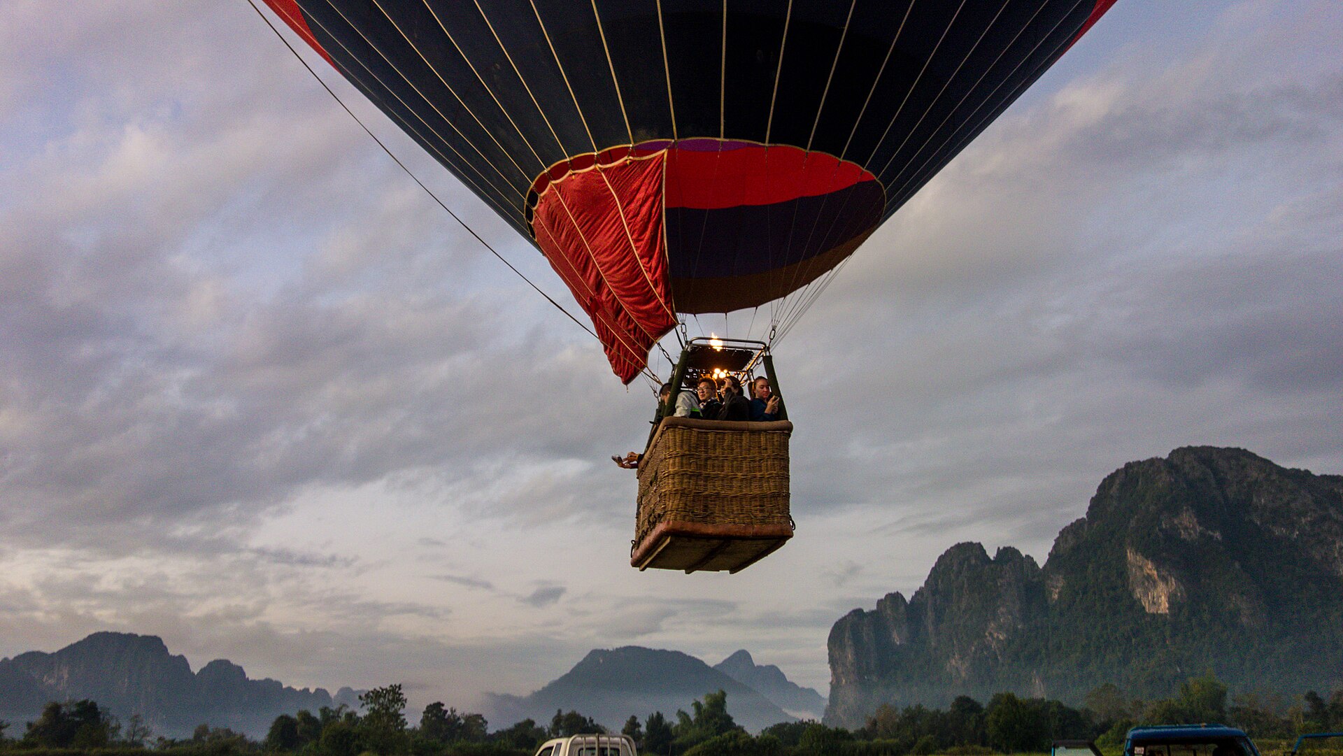 Tour khinh khí cầu ngắm bình minh tại Vang Vieng & Ăn sáng bên sông Nam Song