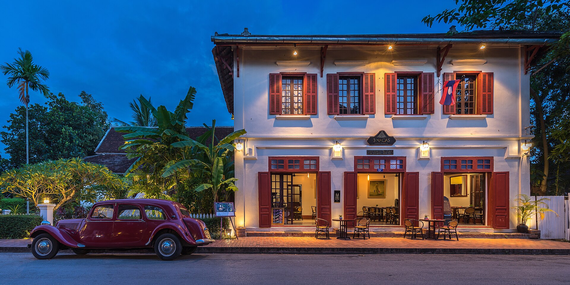 Tour Trăng Mật Luang Prabang 4 Ngày 3 Đêm: Resort Cao Cấp, Du Thuyền Hoàng Hôn, Spa Đôi & Bữa Tối Riêng Tư