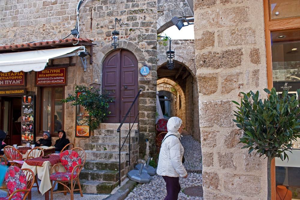 Tour a piedi gratuito alla scoperta di gemme nascoste e vita locale a Rodi – Angoli misteriosi e storie di quartiere