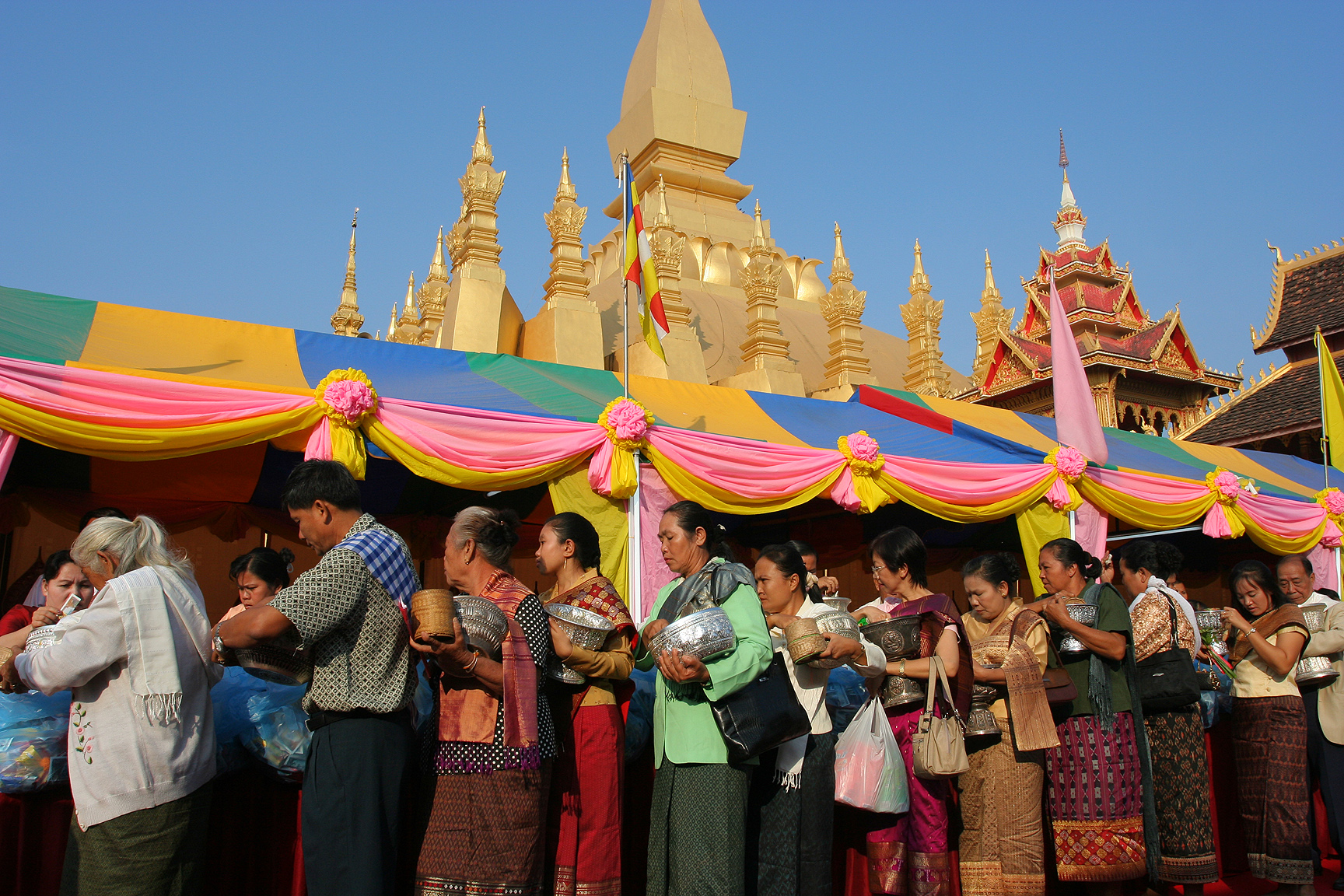 Tour Lễ Hội That Luang Vientiane 2 Ngày 1 Đêm: Rước Tháp Sáp, Lễ Khất Thực Nghìn Nhà Sư & Đêm Nến Quanh Bảo Tháp Vàng