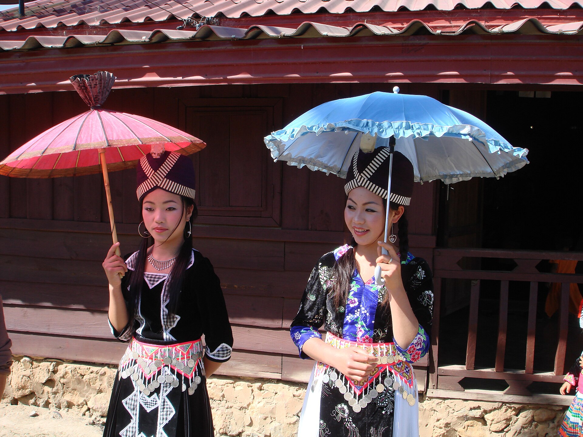Tour Tết Người Hmong Ở Phonsavan 3 Ngày 2 Đêm: Ném Pao, Trang Phục Truyền Thống, Chọi Bò & Cánh Đồng Chum