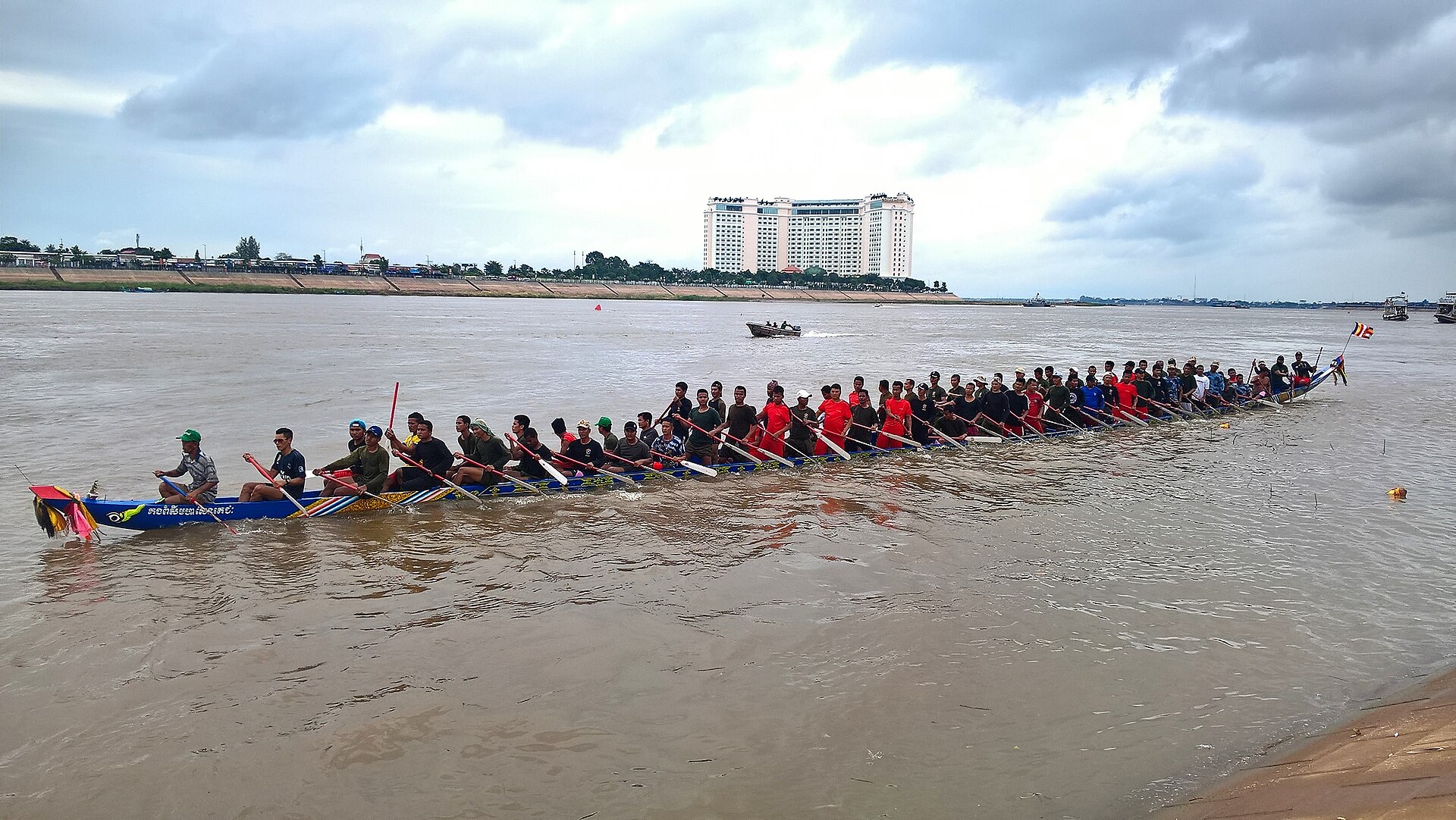 Tour Lễ Hội Nước Bon Om Touk Phnom Penh 3 Ngày 2 Đêm: Đua Thuyền Rồng, Thuyền Hoa Đăng & Lễ Chào Trăng