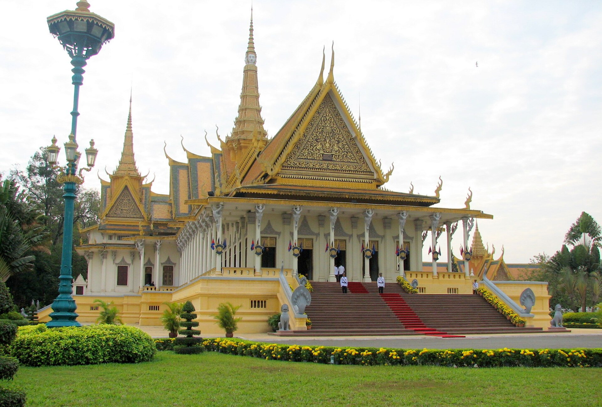 Tour Lễ Tịch Điền Hoàng Gia Phnom Penh 1 Ngày: Nghi Lễ Cày Ruộng Thiêng & Bò Hoàng Gia Tiên Đoán Mùa Màng