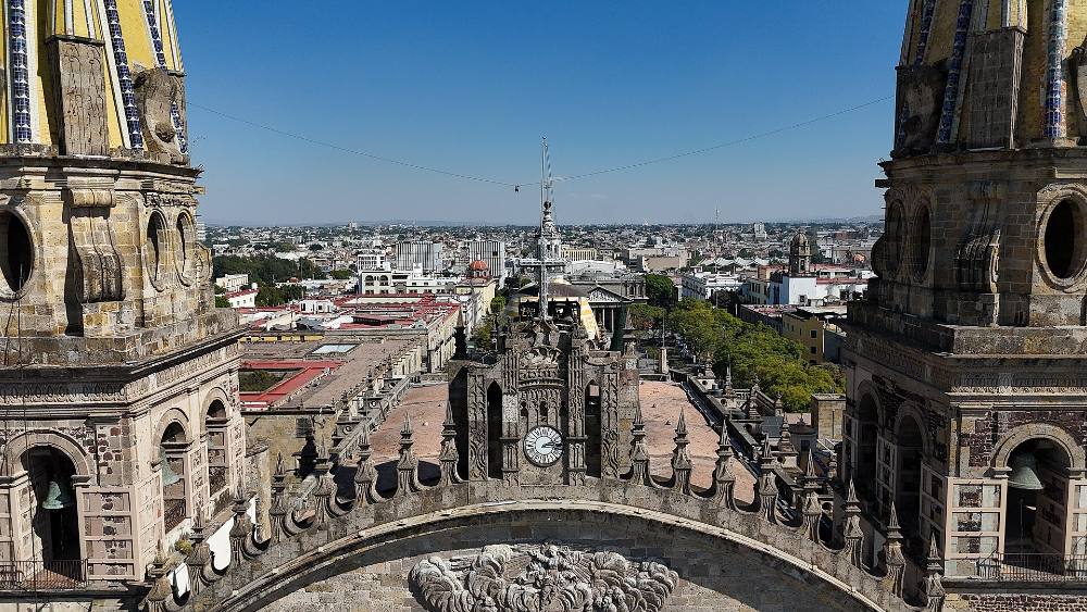 Visite guidée à pied gratuite en soirée à la découverte des légendes de Guadalajara – Mythes, mystères et ruelles à la lumière des lanternes