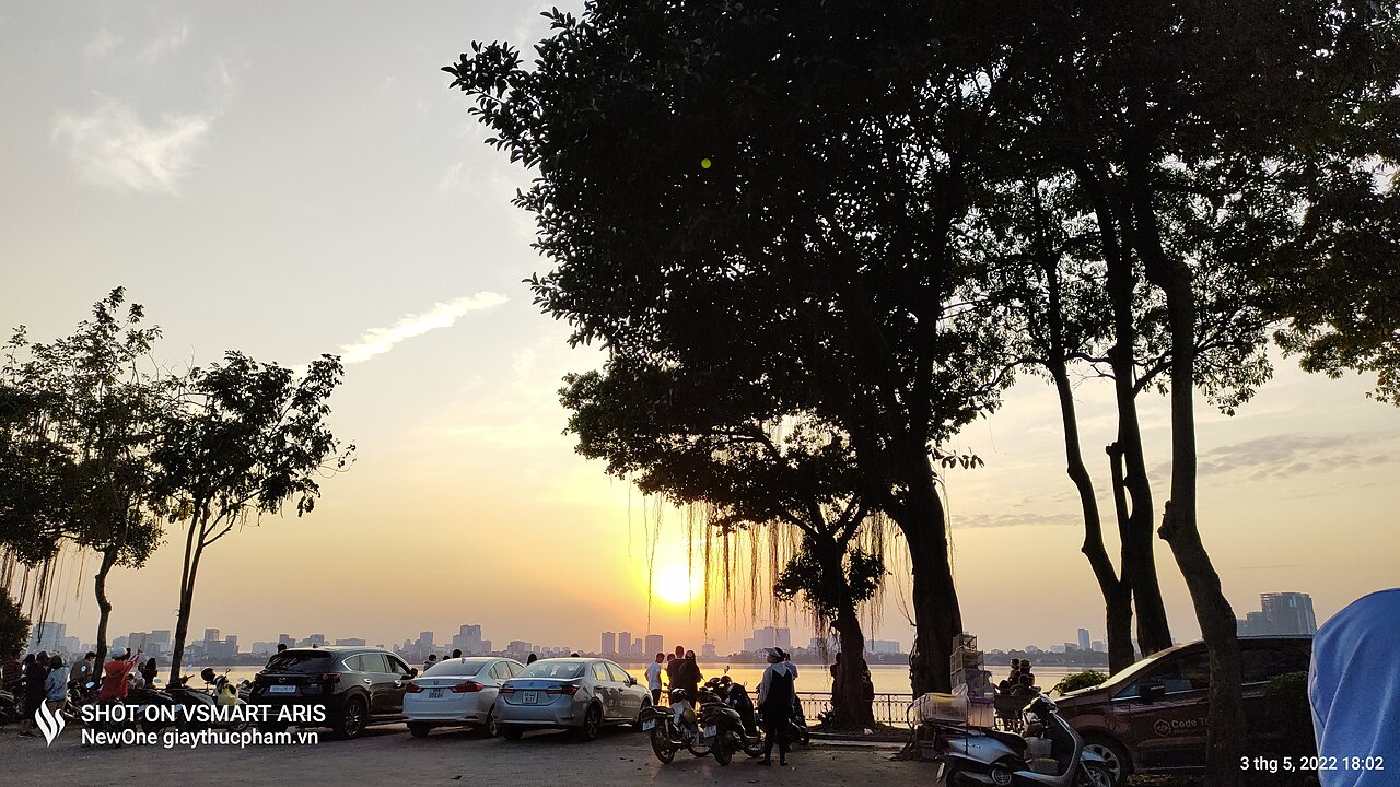 女骑手带队的河内日落与夜景摩托车之旅：龙边桥、西湖、傍晚集市、B-52湖、火车街与晚餐