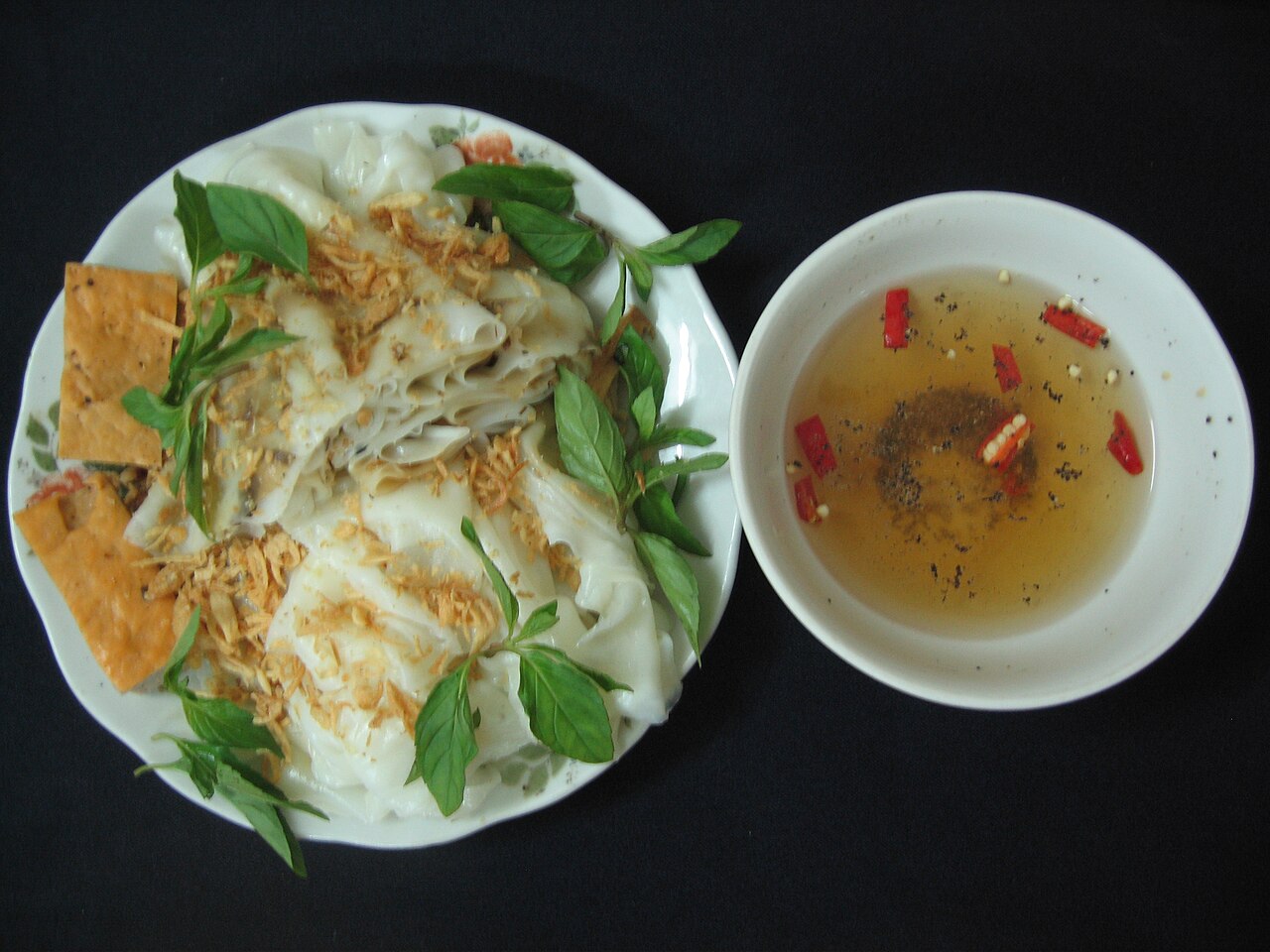 复古 Vespa 河内夜间美食之旅：蒸粉卷、烤肉米粉、西湖、五社村、火车街与鸡蛋咖啡